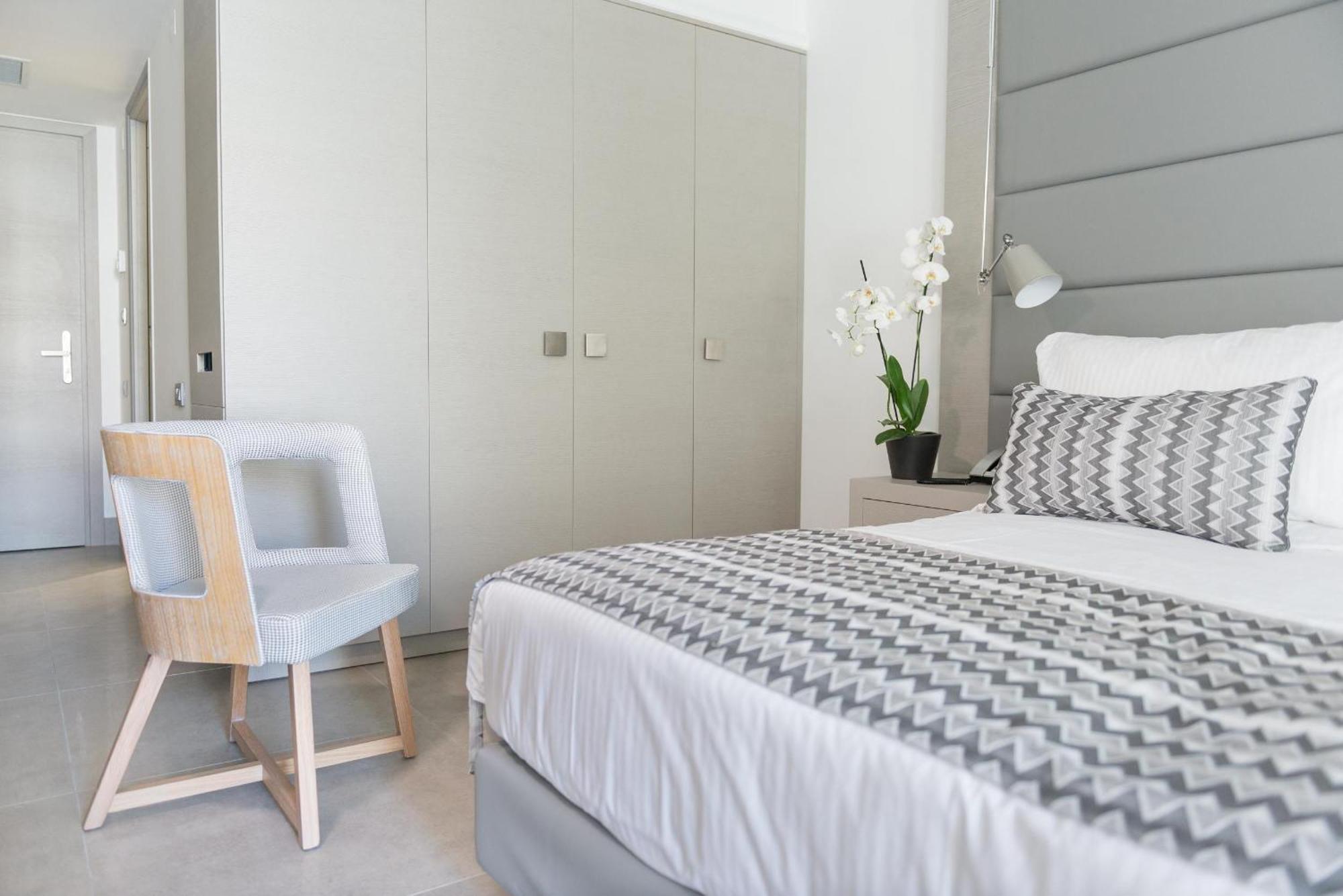 Junior Suite mit seitlichem Meerblick und Gemeinschaftspool – Nebengebäude